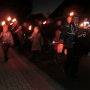 Mit Fackeln und Laternen durchs Dorf
